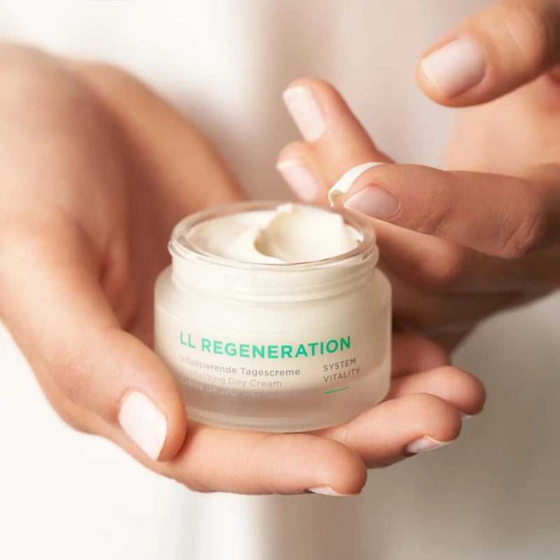 Annemarie Borlind LL Regeneration Dagcreme (50 ml.)+ Gratis oogcrème
[mwwsrc:767f9d009d4e7b2246fcd77ca236e8e835f6ce9f.jpg]